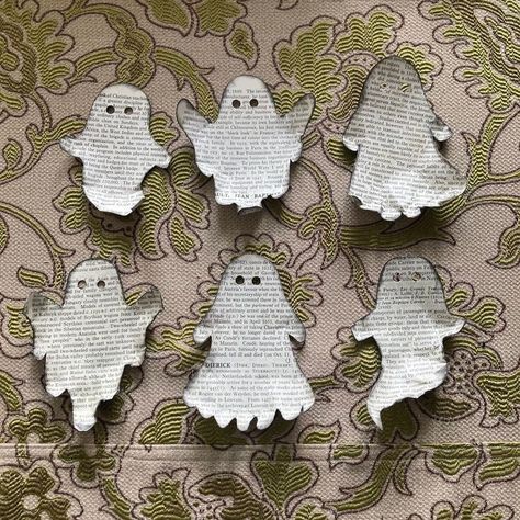 Book Page Halloween Crafts, Book Page Fall Decor, Book Page Ghost Garland, Book Ghost Garland, Diy Paper Ghost Decoration, Crafty Fall Decor, Book Page Ghosts, Ghost Mantle Decor, Paint On Book Pages