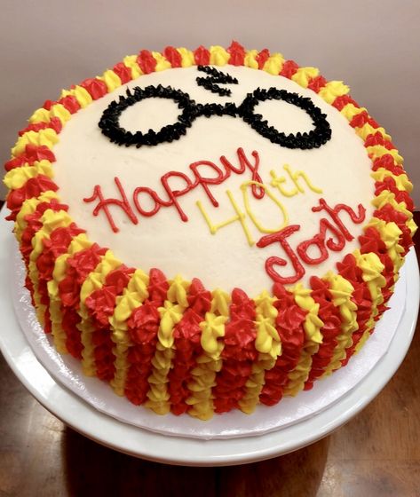 Easy Harry Potter Cakes, Harry Potter Birthday Cake Diy, Harry Potter Cake Ideas Easy, Harry Potter Easy Cake, Harry Potter Birthday Cake Easy, Diy Harry Potter Cake, Simple Harry Potter Cake, Easy Harry Potter Cake, Harry Potter Theme Birthday