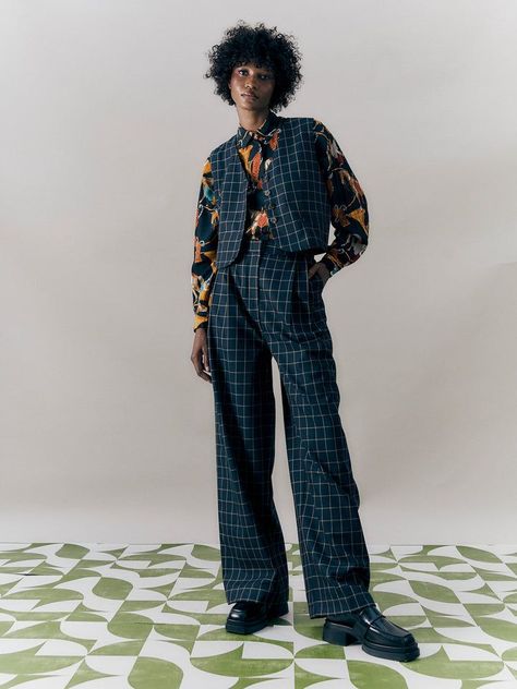 Mode Queer, Cropped Waistcoat, Scarf Fits, Checked Fabric, Chica Cool, Queer Fashion, Pants High Waisted, Autumn 2022, Cooler Look