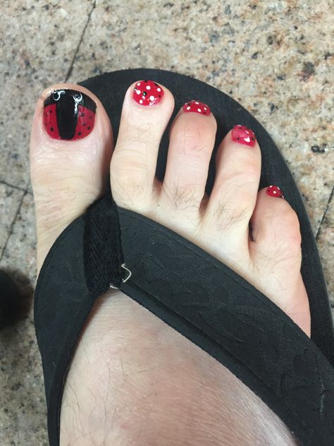 Ladybug toe nails Ladybug Nails, Coffin Nails, Toe Nails, Womens Flip Flop, Pretty Nails, Nails