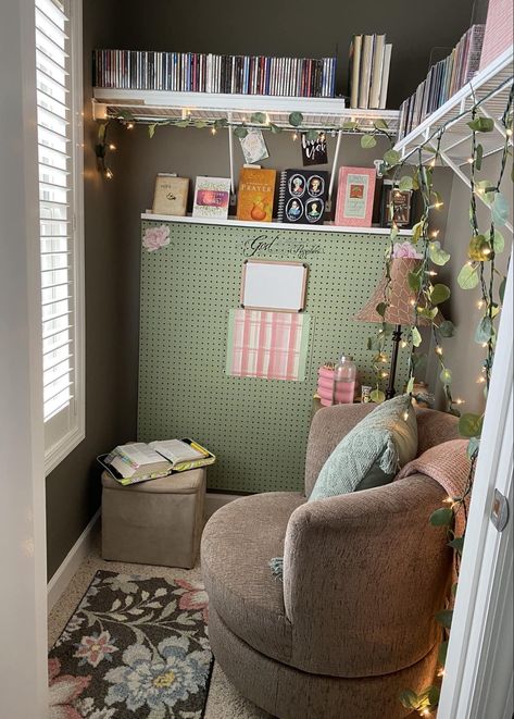 Altar Room Ideas, Prayer Closet Aesthetic, Bible Study Corner, Prayer Corner Christian, Prayer Room Ideas Christian, Small Prayer Room, Bible Study Room, Prayer Closet Ideas Spaces, Prayer Corner Ideas Bedrooms