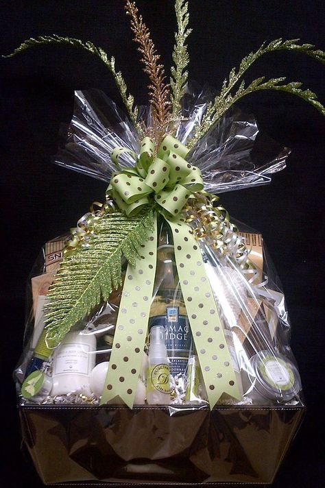 Diy Wine Gift Baskets, Gift Baskets Ideas, Wine Gifts Diy, Baskets Ideas, Fruit Basket Gift, Buat Pita, A Gift Basket, Wedding Gifts Packaging, Wine Gift Baskets