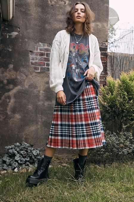 Kilt Outfits Women Tartan Skirts, Plaid Midi Dress Outfit, Plaid Pleated Midi Skirt Outfit, Rock Skirt Outfit, Punk Kilt Outfit, Plaid Midi Skirt Outfit Aesthetic, Kilt Fashion Women Outfit, Womens Kilt Outfit, Tartan Midi Skirt Outfit