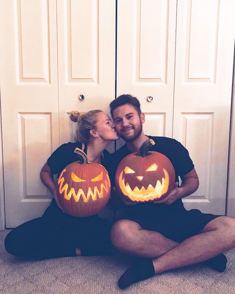 Double Pumpkin Carving Ideas, Pumpkin Carving Boyfriend, Pumpkin Carving Couples, Pumpkin Carving With Boyfriend, Couple Pumpkin Carving Ideas, Couples Pumpkin Carving, Couple Pumpkin Carving, Couples Carved Pumpkins, October Feels