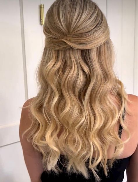 Graduation Hairstyles Blonde, Prom Hairstyle Half Up Half Down, Sister Of The Bride Hairstyles, Winterball Hair, Jednostavne Frizure Za Dugu Kosu, Blonde Bridesmaid Hair, Semi Hairstyles, Hair For Strapless Dress, Gala Hairstyle