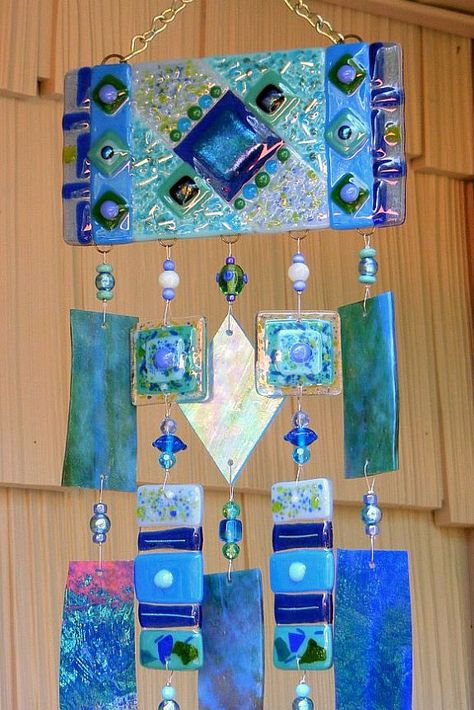 Glass Windchimes, Glass Fusion Ideas, Glass Fusing Projects, Glass Wind Chimes, Wine Glass Art, Glass Art Projects, Beach Glass Art, Mosaic Garden, Sea Glass Art