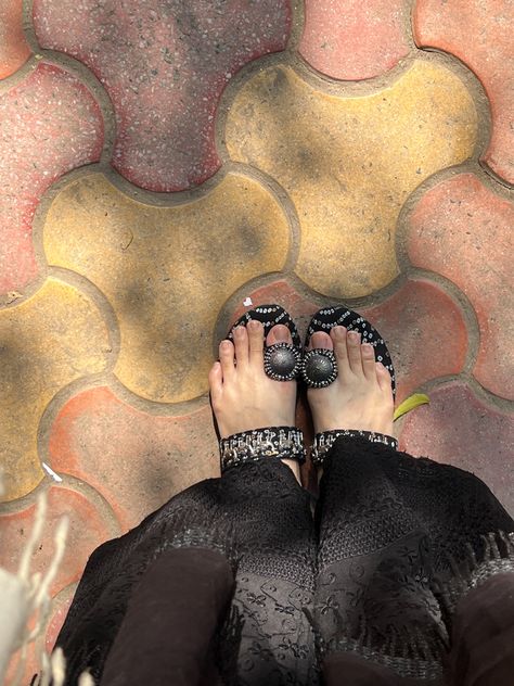 Palak Core, Desi Footwear, Indian Footwear, Indian Dress Up, Desi Love, Desi Fashion Casual, Desi Aesthetic, Indian Fashion Saree, Fashion Slippers