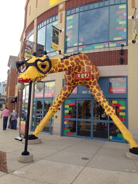 Lego Displays, Giraffe Pictures, Lego Sculptures, Lego Display, Lego Animals, Chi Town, Giraffe Art, Lego Worlds, A Giraffe