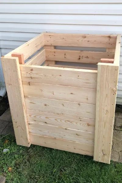 Build Compost Bin, Homemade Compost Bin, Wooden Compost Bin, Compost Bin Pallet, Compost Bin Diy, Compost Bins, Diy Compost, How To Make Compost, Organic Compost