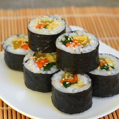 How To Make Gimbap: Korean Seaweed and Rice Rolls Seaweed And Rice, Seaweed Rice, Rice Rolls, Korean Food Recipes, Korean Cooking, Make Ahead Lunches, Korean Dishes, Korean Recipes, Cooking Lessons