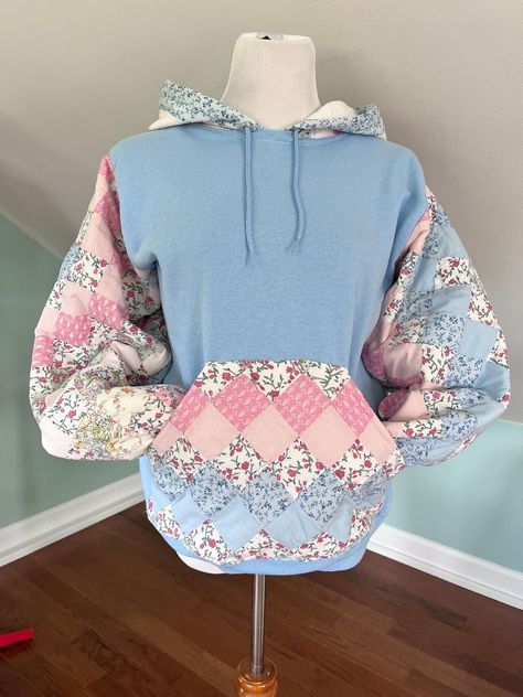 Quilt Clothing, Sweatshirt Upcycle, Sweatshirt Makeover, Quilted Clothing, Patchwork Hoodie, Patchwork Sweatshirt, Upcycle Sweatshirt, Quilted Sweatshirt, Pastel Vintage