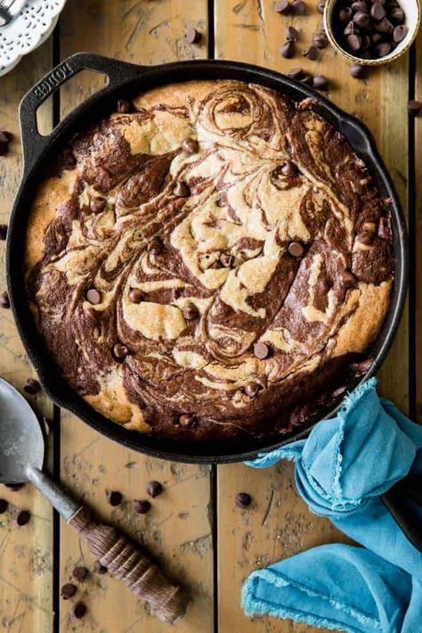 Deep Dish Chocolate Chip Brookie - Print Side Dishes For A Crowd, Dishes For A Crowd, Skillet Desserts, Brookies Recipe, Skillet Brownie, Pea Salad Recipes, Cookie Brownie, Quick Dessert Recipes, Cookie Christmas