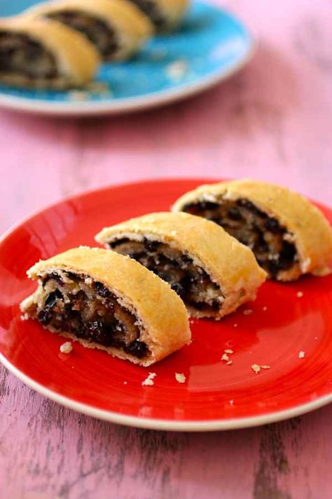 Traditional Currants Roll - TRINIDAD AND TOBAGO Currants Roll Recipe, Coco Bread, Trinidad Food, Caribbean Dishes, Trinidadian Recipes, Caribbean Foods, Guyanese Recipes, Trinidad Recipes, Coconut Baking