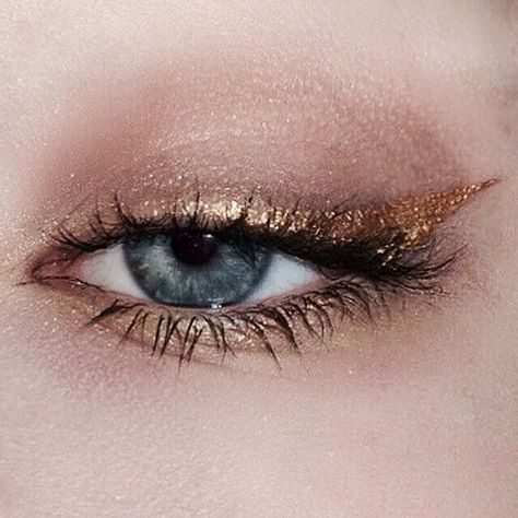 gold glitter eye liner #beauty Grafik Eyeliner, Eyeliner Smokey, Eyeliner Trends, Double Eyeliner, Silver Eyeliner, Eyeliner Glitter, Make Up Gold, Gold Eyeliner, Eyeliner Tips