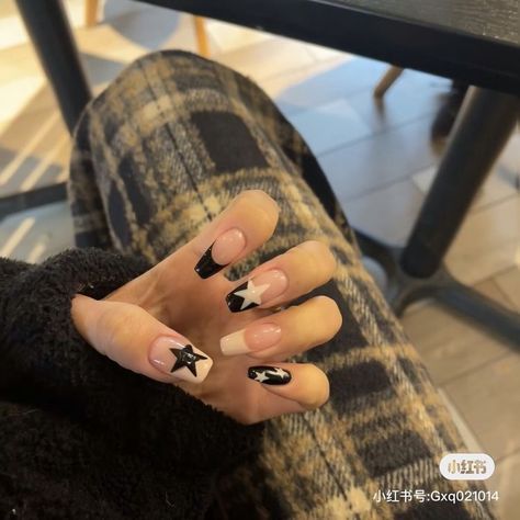 Short Coffin Douyin Nails, Black And White Douyin Nails, Douyin French Nails, Acubi Nails Idea, Douyin Nails Square, Black Chinese Nails, Nail Designs Douyin, Black Nails Douyin, Easy Douyin Nails