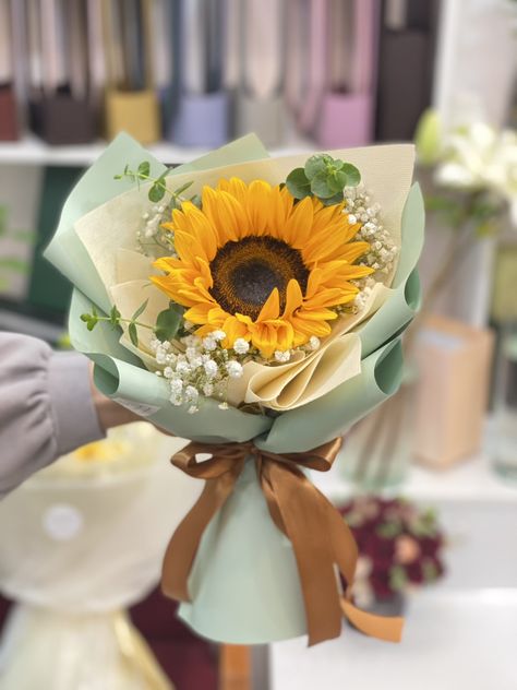 One Sunflower Bouquet, Sunflower Bouquet Aesthetic, Sunflower Bouquet Gift, Single Flower Bouquet, Themed Wedding Decorations, E Flowers, Birthday Flowers Bouquet, Small Flower Arrangements, Fresh Flower Bouquets