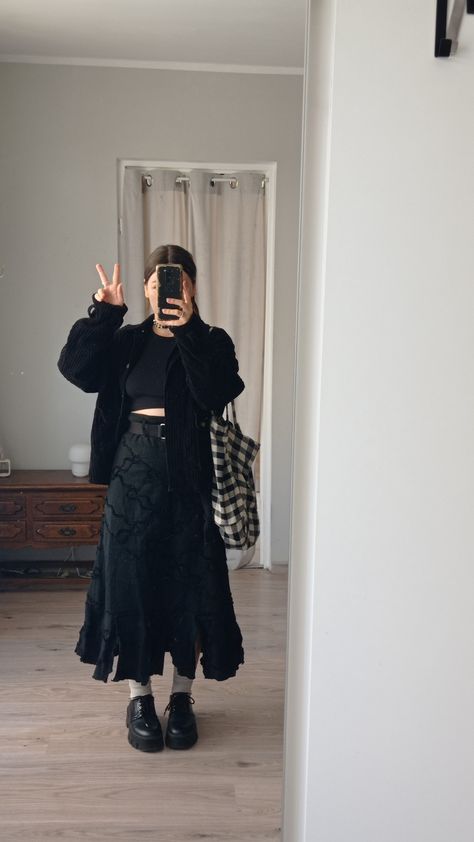 Maxi Skirt Jacket Outfit, Black Layered Skirt Outfit, Checkered Bag Outfit, Dark Oversized Outfit, Oversized Skirts Outfit, Black Oversized Jacket Outfit, The 1975 Outfit Concert, Dress With Oversized Jacket, Oversized Black Outfit