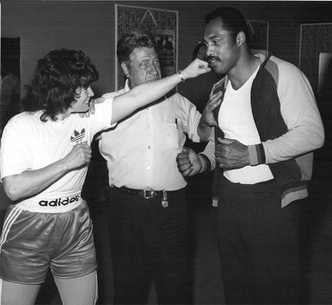 Heavyweight Boxing Champion Ken Norton Passes Away at 70 Ken Norton, Heavyweight Boxing, Female Boxers, Professional Boxer, Boxing Girl, Boxing Champions, Women Boxing, Boxing Training, Training Camp