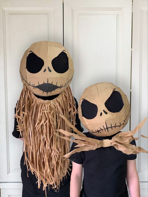 Two children dressed in black with a cardboard head that looks like Jack Skellington. One has a paper beard and the other is wearing a paper packaging oversized bow tie. Halloween Town Characters, Diy Halloween Masks, Nightmare Before Christmas Costume, Snowman Costume, Cardboard Costume, Cardboard Mask, Dekorasi Halloween, Spooky Halloween Costumes, Halloween Infantil