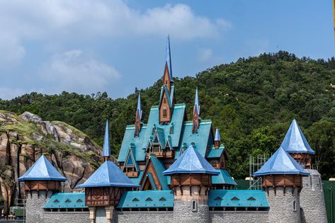 Arendelle Castle, Frozen Recipes, Walt Disney Imagineering, Planet Coaster, Disney Imagineering, Hong Kong Disneyland, Disney Addict, Disney Castle, Disney Christmas