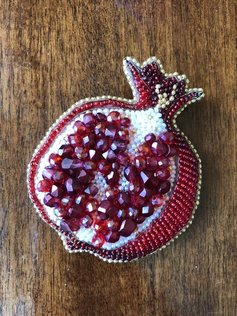 Pomegranate Bead Embroidery, Beaded Pomegranate, Pomegranate Embroidery, Pomegranate Art, Tambour Beading, Embroidery Beads, Tambour Embroidery, Beadwork Embroidery, Bead Sewing