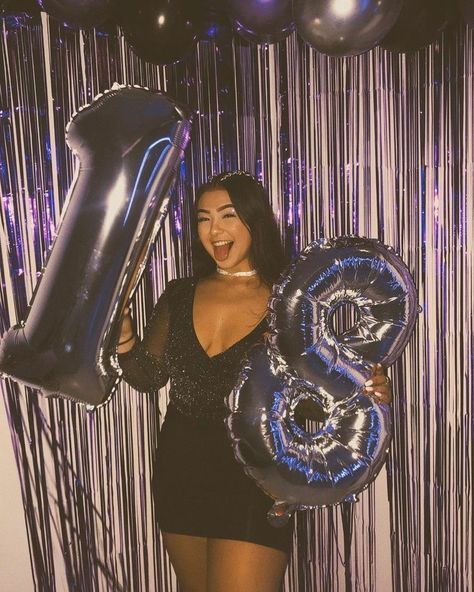 18th Birthday Aesthetic Decorations, 18th Bday Decor, 18th Birthday Photoshoot Themes, Euphoria Party Looks, Birthday Balloon Photoshoot, 18th Birthday Aesthetic, 18th Birthday Photoshoot, 17 Doğum Günü, 18th Birthday Party Themes