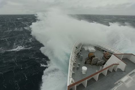 Here's what makes the Drake Passage so deadly Drake Passage, Devon Coast, University Of Southampton, Dramatic Photos, Ocean Current, Abandoned Ships, Southern Ocean, Places On Earth, Blue Waves