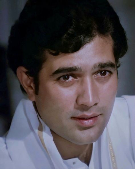 Actor Bollywood, Bollywood Retro, Old Film Stars, Rajesh Khanna, Handsome Celebrities, Bollywood Pictures, Retro Bollywood, Bollywood Cinema, Most Handsome Actors