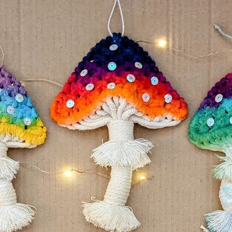 WhatsKnotToLoveUK on Instagram: "✨🍄More Macrame Mushrooms🍄✨ They Are So Pretty And Colourful! 💜💚🧡 Which Ones Your Favourite?? The Small Mushroom In The Upper Right Hand Corner, Was Unfortunately A Victim To A Bit Of Clumsiness And Got Splashed 😓 So I Will Be Selling It For £11 Free P&P!! Saving You £6.50!! 😯 All Now Available From My Etsy Shop → Link In Bio ☺️" Macrame Mushroom Wall Hanging, Small Macrame Projects Diy, Macrame Mushroom Tutorial, Macrame Mushroom, Small Macrame Projects, Crochet Shapes, Small Mushroom, Diy Bracelets With String, Small Macrame