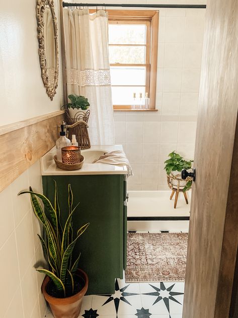 Boho Bathroom Ideas, Remodel Small Bathroom, Boho Bathroom Decor, Vejle, Boho Bathroom, Upstairs Bathrooms, Green Bathroom, Small Bathroom Ideas, House Bathroom