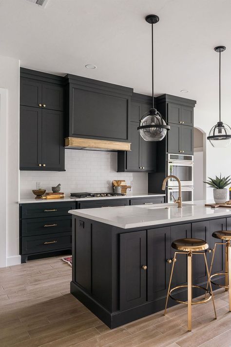 Black Shaker Cabinets With Brass Hardware And White Granite Countertop Modern Black Kitchen, Kitchen Cabinet Color Ideas, Model Dapur, Interior Dapur, Black Kitchen Cabinets, Interior Kitchen, White Countertops, Kitchen Cabinet Colors, Modern Cabinets