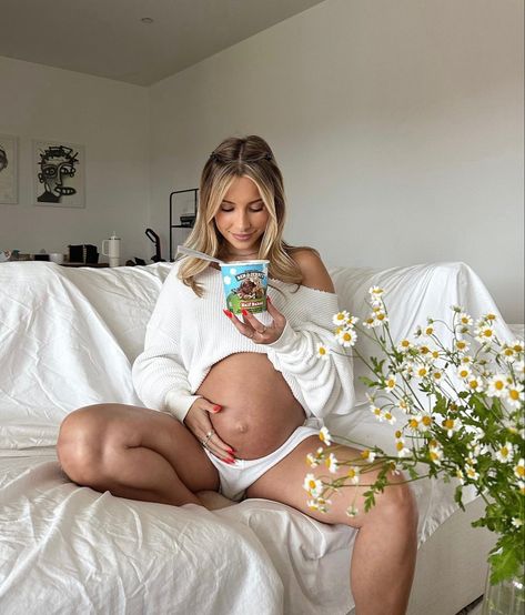 Diy Home Pregnancy Photoshoot, 28 Week Pregnancy Pictures, Halfway Baked Pregnancy Photoshoot, Half Way Pregnancy Photo, Week By Week Pregnancy Photos, Halfway Pregnancy Pictures, Half Baked Maternity Photo, Home Pregnancy Photoshoot Ideas, 20 Week Pregnancy Photos