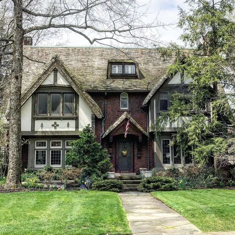 Tudor Houses, American Cottage, Awesome Houses, Storybook Homes, Tudor Style Homes, English Tudor, Tudor House, Outdoor Decorating, Thatched Roof