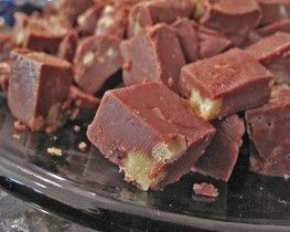 Homemade Potato Fudge - interesting, fudge made with mashed potatoes?! Potato Fudge, Fudge With Marshmallow Cream, Best Fudge Recipe, Holiday Fudge, How To Make Fudge, Fudge Recipes Chocolate, Christmas Fudge, Fudge Easy, Fudge Recipe