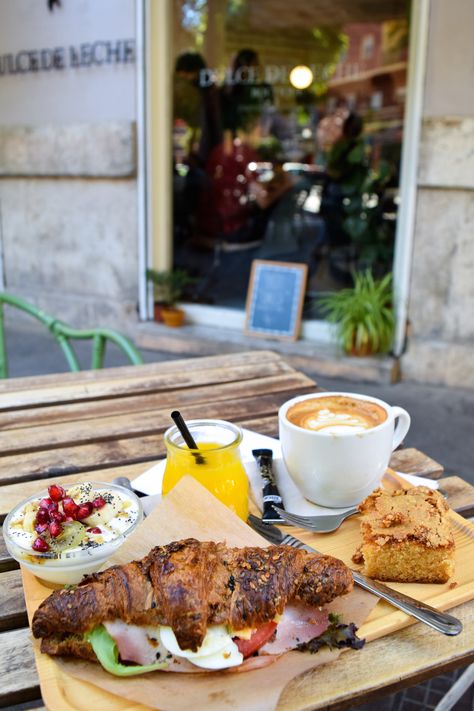 Cafe Con Leche Aesthetic, Coffee In Spain, Valencia Spain Food, Coffee And Pastries, Shop Around The Corner, Gooood Morning, Enner Valencia Ecuador, Valencia Photography, Spain Aesthetic