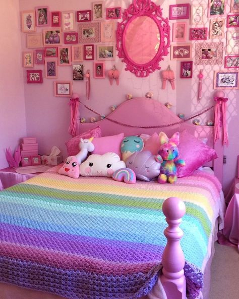 kawaii bedroom Girls Unicorn Bedroom Ideas, Unicorn Themed Bedroom, Purple Girls Room, Unicorn Bedroom, Kawaii Bedroom, Pink Bedroom Decor, Rainbow Room, Pastel Room, Pink Bedrooms