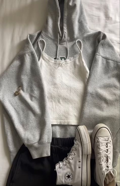 Crop Tracksuit Outfit, White Converse Sweatpants Outfit, Outfits With Gray Hoodie, Styling Grey Hoodie, How To Style White Sweatpants, Grey Hoodie Aesthetic, Dark Gray Sweatpants Outfit, Grey Sweatpants Outfit Aesthetic, Dark Grey Sweatpants Outfit