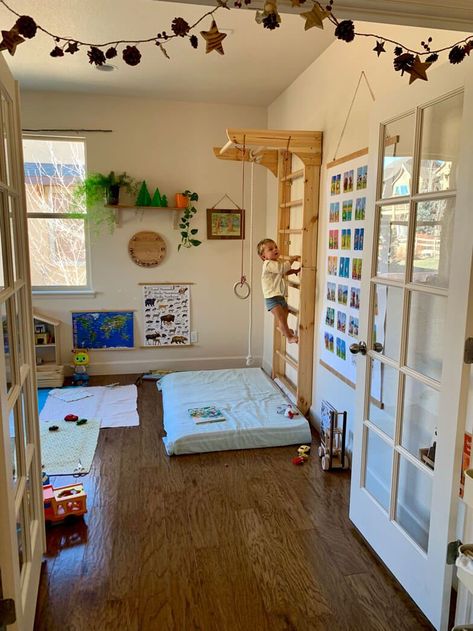 Playing Room Ideas, 3 Kids In One Room, Montessori Living Room, Preschool Bedroom, Montessori Bedroom Baby, Kids Rooms Inspo, Wall Climbing, Monkey Wall, Kids Bedroom Inspiration