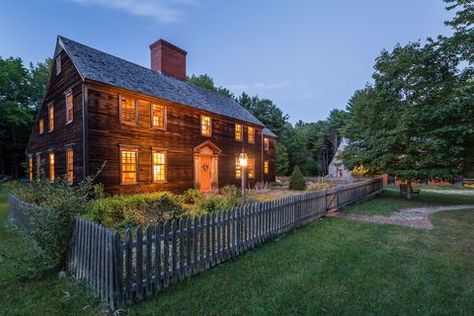 This New England Farmhouse Looks Like Something Out of a Postcard New England House, Early American Homes, New England Colonial, Home Fencing, New England Farmhouse, Saltbox Houses, Colonial Homes, Colonial Farmhouse, Colonial Interior