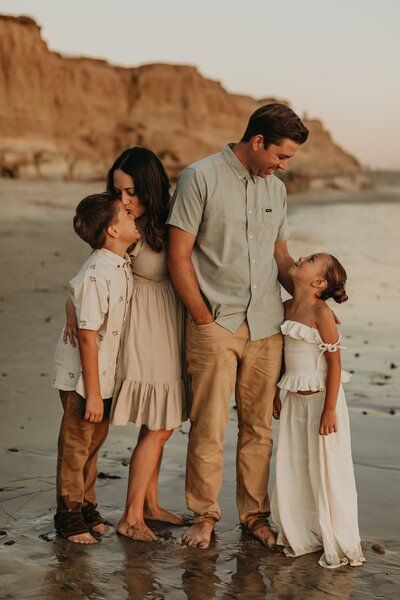 Outfit Ideas Family Photos, Family Beach Pictures Outfits, Family Session Poses, Beach Photoshoot Family, Outfits Family Photos, Sunset Family Photos, Cancun Photos, Beach Picture Outfits, Mommy And Me Photoshoot