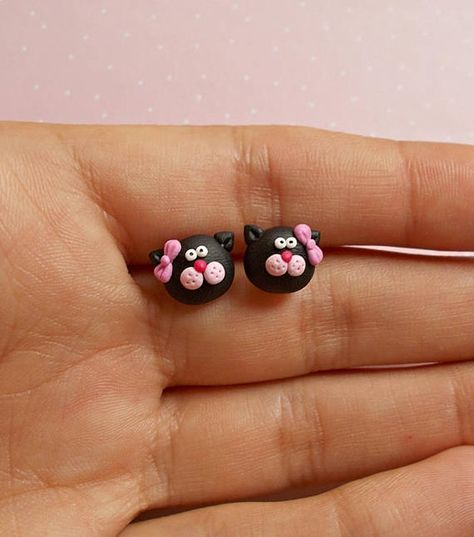 Polymer Clay Disney Charms, Cercei Din Lut Polimeric, Polymer Clay Disney, Cat Stud Earrings, Stud Earrings Black, Black Cat Earrings, Polymer Clay Flower Jewelry, Polymer Clay Figures, Cat Post