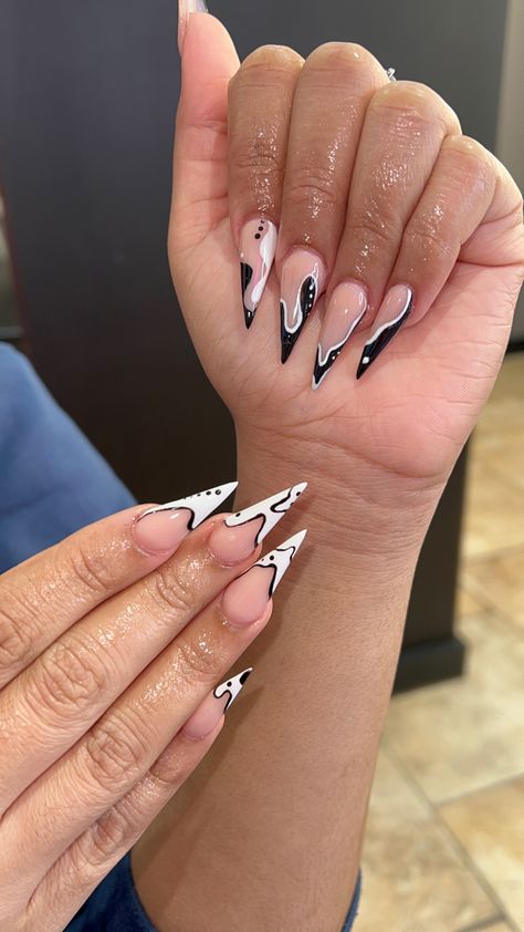 Cute Short Stilleto Nails Designs, Stilletos Nails Short, French Tip On Stiletto Nails, Black Stilleto Nails Designs Simple, Stiletto Nails Designs Short, Two Color Nails On Each Hand, Stilleto Frenchies Nails, Short Stiletto Acrylic Nails, Stiletto Nails Black Women