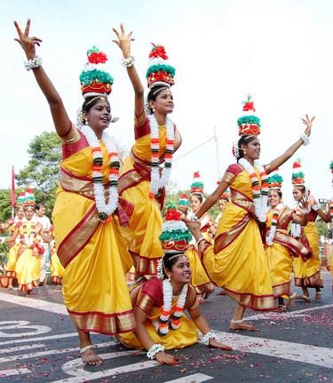 Pictures of Karagattam Dance. This folk dance of Tamil Nadu is performed by balancing a pot on the head. This dance is popular all over Tamil Nadu although the origin is from Thanjavur Indian Dance Photography, Art Forms Of India, Photography Culture, Dance Of India, Cultural Dance, Indian Classical Dance, India Culture, Architecture Design Sketch, Kunst Inspiration