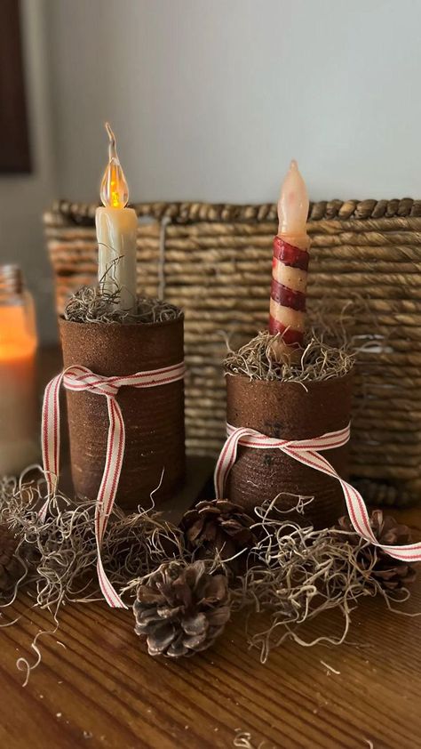 Rusty Tin Can Lanterns, Plastic Milk Jug Christmas Decorations, Christmas Tin Can Crafts Ideas, Oui Crafts, Primitive Crafts Diy, Diy Primitive Decor, Farmhouse Snowman, Primitive Labels, Primitive Country Crafts