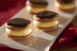 Mini Boston Cream Pies Recipe Puding Pisang, Boston Cream Pie Recipe, Cream Pies, Nilla Wafers, Boston Cream Pie, Cream Pie Recipes, Boston Cream, Bite Size Desserts, Wafer Cookies