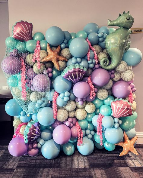 Balloons In Fishing Net, Mermaid Balloon Column, Octopus Balloon Decoration, Beach Theme Balloons, Mermaid Table Decorations, Mermaid Theme Birthday Party, Bridal Shower Balloons, Beach Party Decorations, Prom 2024