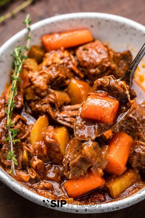 Guinness beef stew is a hearty dish that's perfect for cold weather, and especially on St. Paddy's Day.  Chunks of beef, carrots, celery, and potatoes are braised in a mixture of Guinness, beef stock, and fresh thyme, and best served with crusty bread. #guinnessbeefstew #irishbeefstew #irishrecipes Guiness Beef Stew Recipe, Guiness Stew, Irish Stew Recipe, Italian Beef Stew, Sip And Feast, Feast Recipes, Meat Entrees, Guinness Beef Stew, Thick Stew