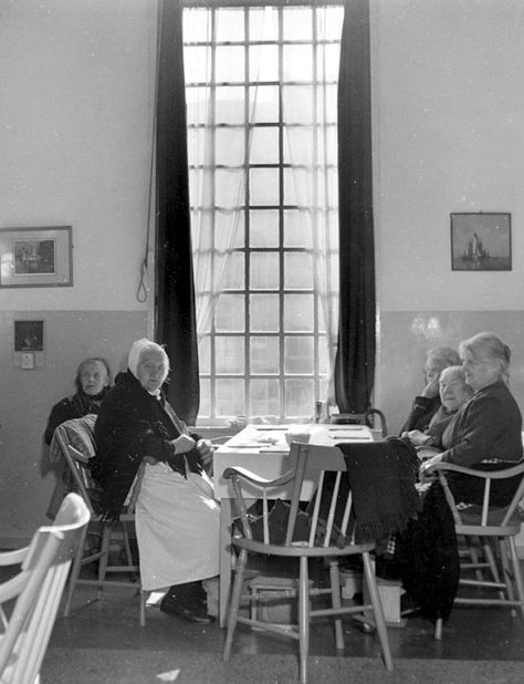 1950. "Old People's Home" in Amsterdam. Photo Kees Scherer. #amsterdam #1950 Old Peoples Home, Amsterdam Photos, I Amsterdam, Reading At Home, Dutch Artists, Nursing Home, Old People, Press Photo, Family Living