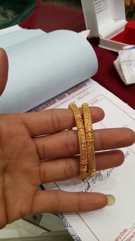 Gold Bangles Indian Design Traditional, Kangan Design Gold Bangles, Gold Bangals Design Latest, Gold Bangles Design Unique Latest, Daily Use Gold Bangles Indian, Gold Mala, Vintage Maximalism, Gold Kangan, Plain Gold Bangles