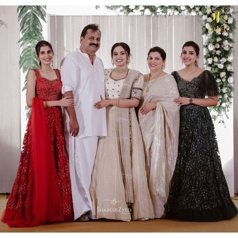 Family Photo Outfits Indian, Wedding Frock Designs, Engagement Looks, Wedding Frocks, Frock Designs, Gown Party Wear, Outfits Indian, Family Photo Pose, Engagement Dress